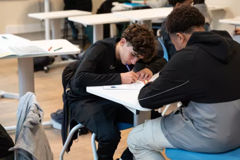 Jeunes en cours collège