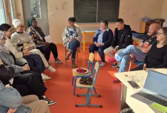 plusieurs parents réunis pour discuter