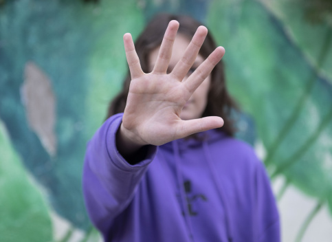 jeune fille avec la main devant son visage