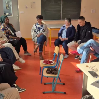 plusieurs parents réunis pour discuter