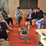 plusieurs parents réunis pour discuter